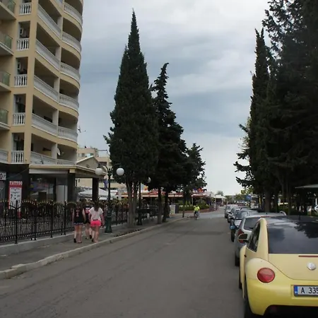 Miramar Front Self Catering No Swim Pool Access Apartmán *