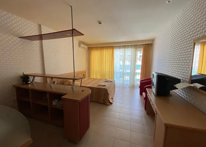 شقة Miramar Front Self Catering No Swim Pool Access *