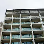Miramar Front Self Catering No Swim Pool Access Апартамент