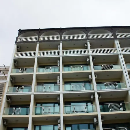 Miramar Front Self Catering No Swim Pool Access アパート